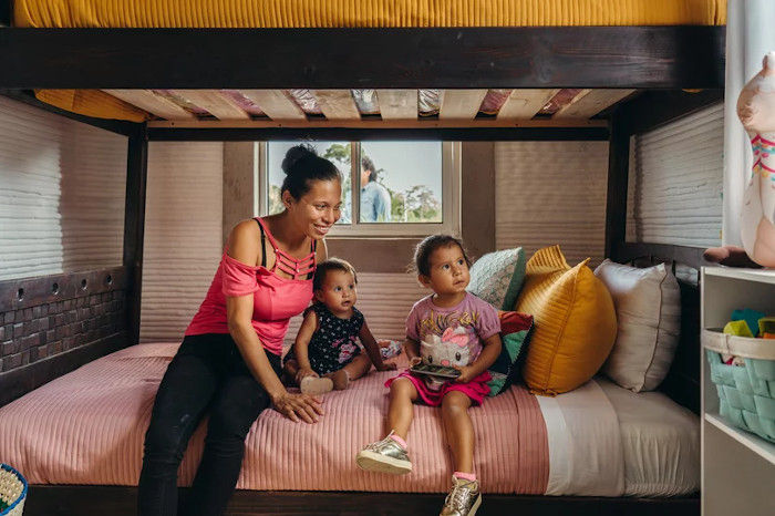 Habitantes de las casas impresas en 3D en pueblo de México